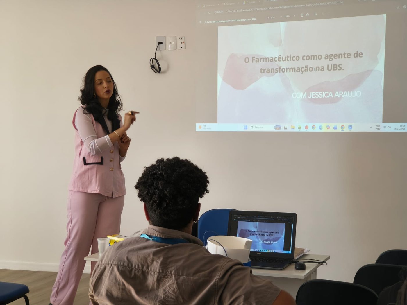 Jessica Araujo conduzindo uma formação