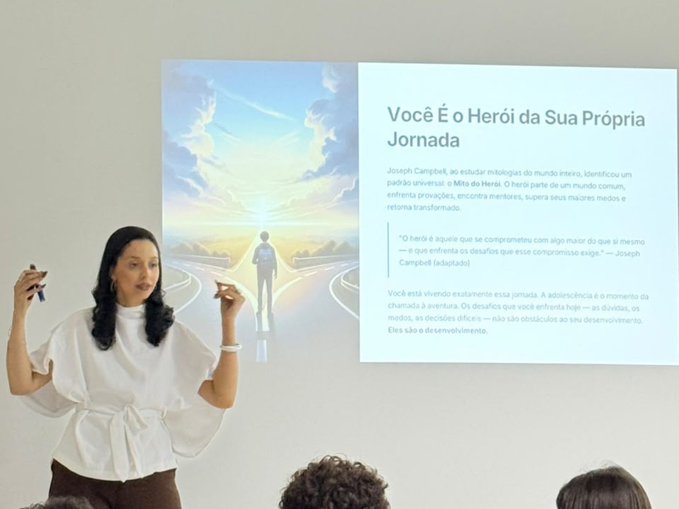 Jessica Araujo apresentando durante uma palestra